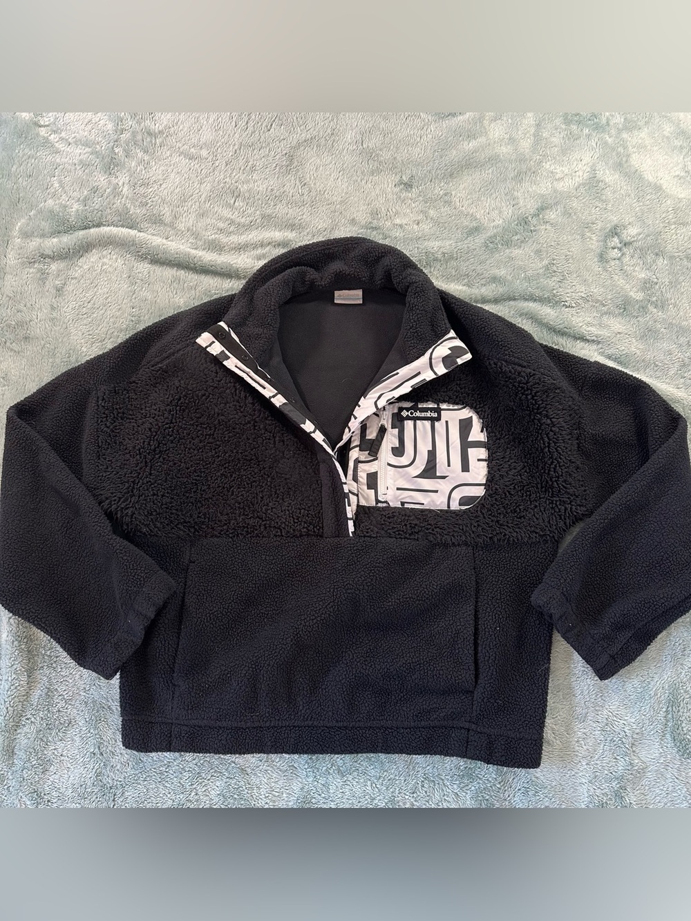 Columbia Woman’s Black Fleece Pullover Cropped Jacket with Patterned Chest